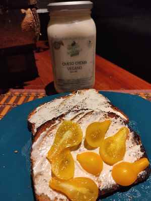 Queso crema vegano / Vegan cream cheese at Vegan For The Animals Food in Bogota