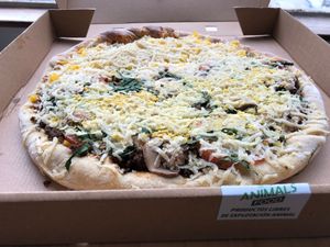 Pizza familiar at Vegan For The Animals Food in Bogota