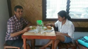 Lentil burger and vegetable curry to fill your cravings for something healthy.😘 at B-Belle's Vegetarian Cuisine in El Nido