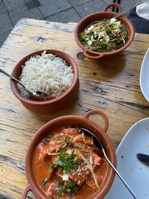 Vegan (red) and vegetarian (green) main courses at Hari Moksh in Berlin