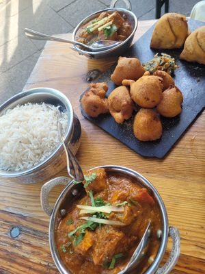 Lunctime Tofu tikka masala 8,90€, cauliflower pakoras and samosas at Hari Moksh in Berlin