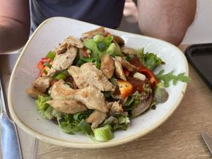 Avocado bowl with planted chicken  at Dean & David - Euro Plaza in Vienna
