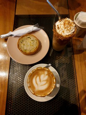Quiche de alho poro, junina gelado e capuccino de doce de leite at Mona Café in Belo Horizonte