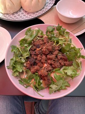 La mejor salsa de maní que he probado con esta “carne” de soya y fideos #Veganuary at Mama Chau's in Santiago