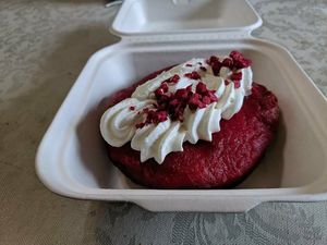 Donut de frambuesa y chocolate at The Vegan Corner in Barcelona
