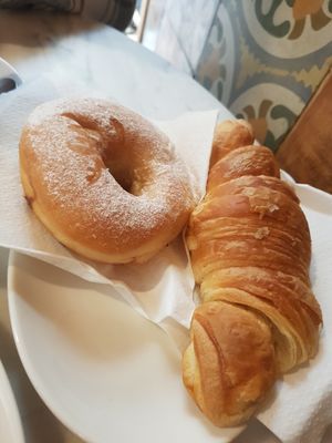 Gefüllter Donut und Croissant at The Vegan Corner in Barcelona