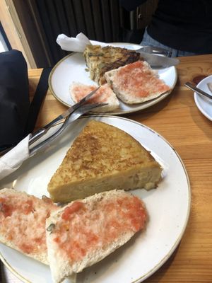 Hinten Quiche, vorn tortilla  at The Vegan Corner in Barcelona