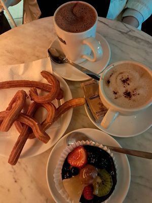 Churros, cioccolata calda, cappuccino e crostatina at The Vegan Corner in Barcelona