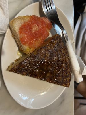 tortilla di patate e pane e pomodoro   at The Vegan Corner in Barcelona