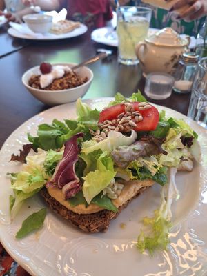 Hummus Toast mit Salat 🌱 at Café Fräulein Schiller in Mannheim