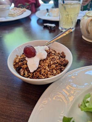 Veganer Kokosjogurt und Müsli mit Obst 🌱 at Café Fräulein Schiller in Mannheim