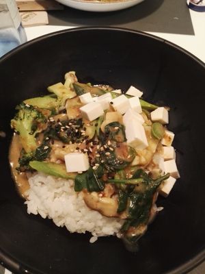 Arroz con tofu, brócoli, espinacas y setas at UDON in Leganes