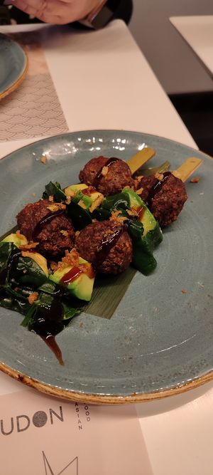 brochetas de carne vegetal con aguacate y teriyaki at UDON in Leganes