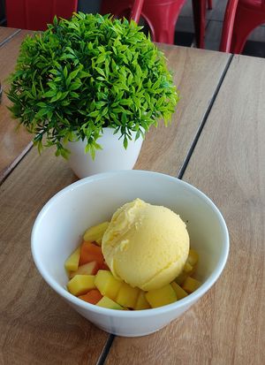 Helado de mango y ensalada de fruta at UDON in Getafe