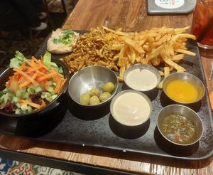 Traditional plate with shawarma sababa at Nish Nush in Cologne