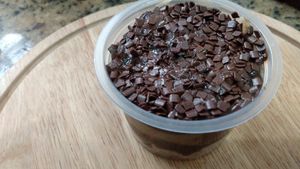 Delícia Vegana, camadas de lâminas de bolo de banana, doce de leite de castanha de caju e brigadeiro de castanha de caju com chocolate amargo, finalizado com granulé de chocolat at Ali Babá Veganos in Rio De Janeiro