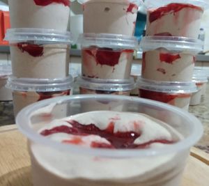 Sorvete de baunilha com calda de morango... huuuuuum!

Sem lactose, sem caseína, glúten free! at Ali Babá Veganos in Rio De Janeiro