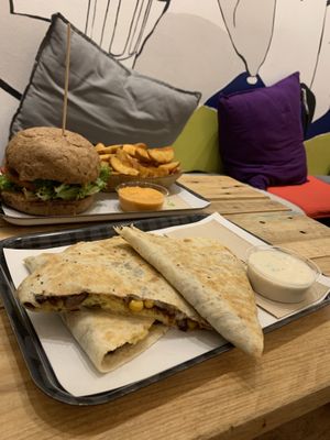 Came here with my bf and he doesn’t wanted to believe it’s vegan because it tasted way too good #Veganuary at Las Vegan's - Kazinczy 11 in Budapest