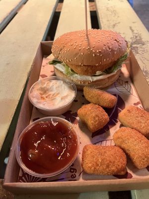 Vegan chicken sandwich and nuggets   at Las Vegan's - Kazinczy 11 in Budapest