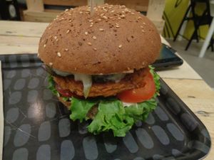 vegan burger at Las Vegan's - Kazinczy 11 in Budapest