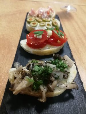 bread platter with mushrooms, tomato, and olives at Piatto+菜 in Hualien