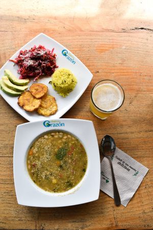 Sopa de arvejas con patacones, ensalada, aguacate y arroz at Lulo's Restaurante in Jardin