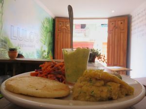 Arepa caseracon guacamole, ensalada fresca, puré de plátano maduro y falafels at Lulo's Restaurante in Jardin