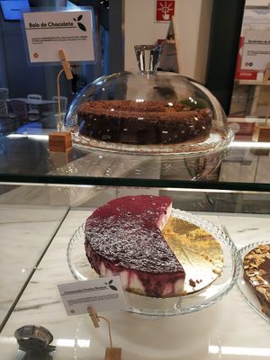 Vegan cheesecake and chocolate cake at DaTerra in Braga