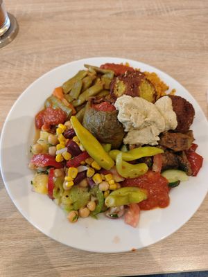 Vegetarischer Teller, aber veganisiert at Deniz Imbiss in Hamburg