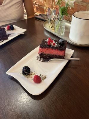 Cassis Schoko Schnitte  at Zuckero in Vienna