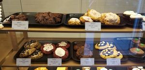 La mayoría de los productos son veganos at Tidbit in Madrid