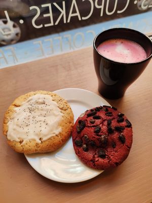 Cookies and pink latte at Tidbit in Madrid