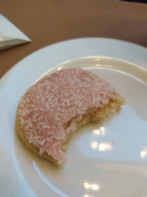 Strawberry and 🥥 (sorry couldn't wait) at Tidbit in Madrid