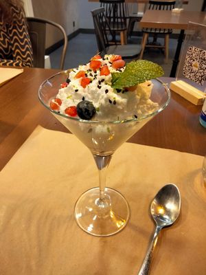 Postre de coco y frutos rojos at Pasapan in Segovia