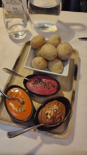 Papas arrugas con salsas (mojo, romesco y remolacha) #Veganuary at Pasapan in Segovia