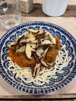 Albóndigas veganas guisadas con setas (meatballs with mushrooms)  at Pasapan in Segovia