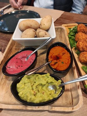 Papas con salsas veganas de remolacha, guacamole y mojo at Pasapan in Segovia