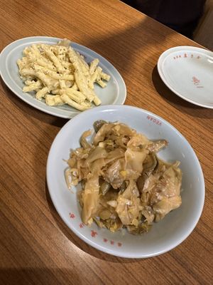 Mac & cheese and pickles  at Izakaya Masaka in Tokyo