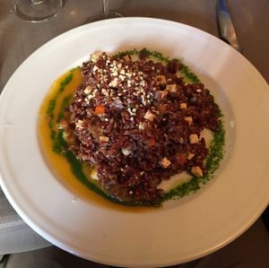 vegan red rice with tofu and vegetables at Tedone in San Sebastian