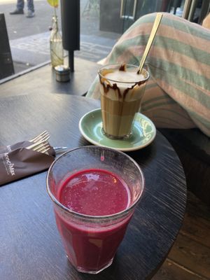 Vegan shake en koffie  at Anne&Max in Rotterdam