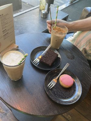 Vegan choco cake en roze koek, ijskoffie, chai latte  at Anne&Max in Rotterdam