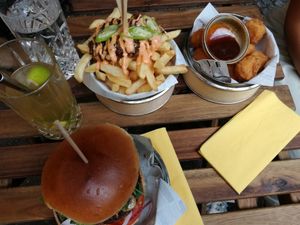 pommes mit karamelisierten zwiebeln und "Käse", frittierter, panierter tofu at Kiiro Burger in Berlin