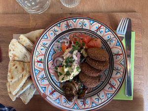 Felafel, hummus, tomatoes, eggplants and pita  at Le Presine Volanti in Milan