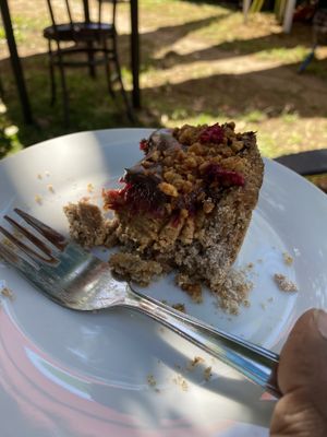 Pastel con mani y frambuesas🙏🏼  at Ubuntu in Valdivia