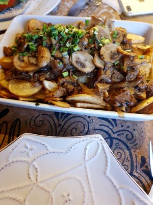 In search of a vegan restaurant, we were directed to Ubuntu. I had a vegan Chorrillana with Seitan, mushrooms, and caramelised onions. It was sooo delicious!  at Ubuntu in Valdivia