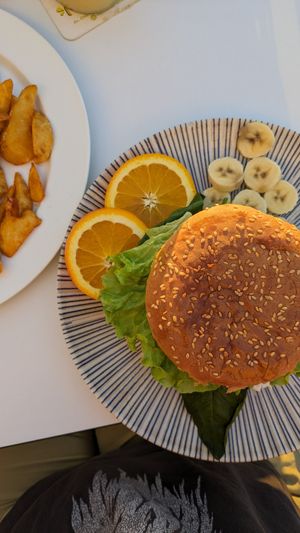 Vegan tofu & spinach hamburger at Zumeria Macedonia Fruit Cafe in Tenerife