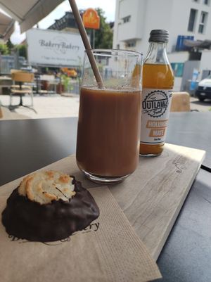 Holunder Mate Icetea, Iced dirty Chai Latte, Kokosmakrone at Bakery Bakery - Breitenrain in Bern