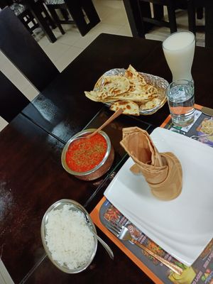 Naan, kidney bean curry, and rice at Sher E Punjab in Banos De Agua Santa