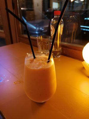 Smoothie with fresh fruit at Oasian in Ghent