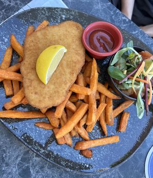 Veggie Schnitzel mit Süßkartoffelpommes  at ALEX in Rostock